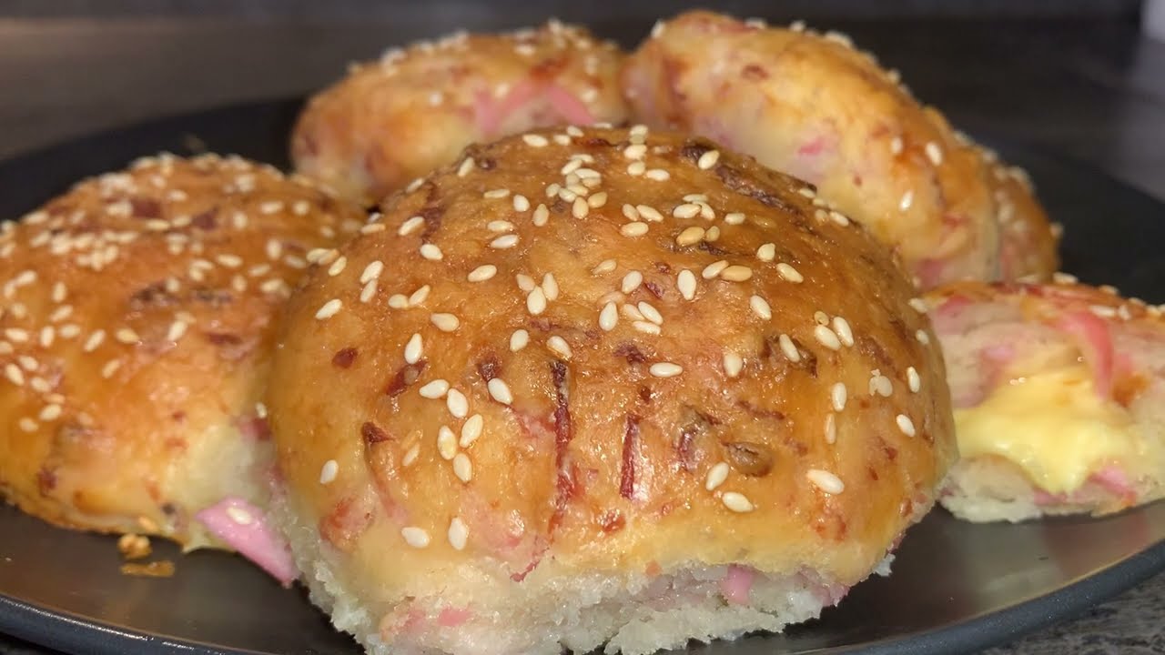Булочки с колбасой и сыром. Buns with sausage and cheese.