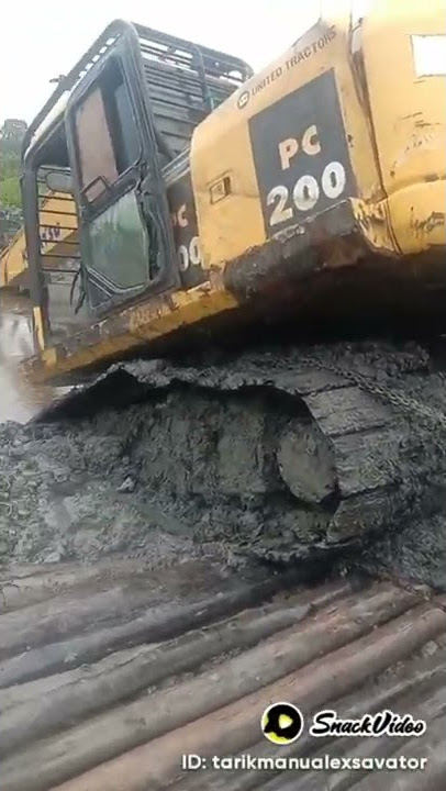 narik excavator tenggelam di lumpur dengan cara manual#pejuangkeluarga##viralvideo#snackvideo#shorts