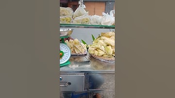 Buổi sáng trên vỉa hè xe khoai mì nước cốt dừa lá dứa thơm nức mũi của nhà em Khương.