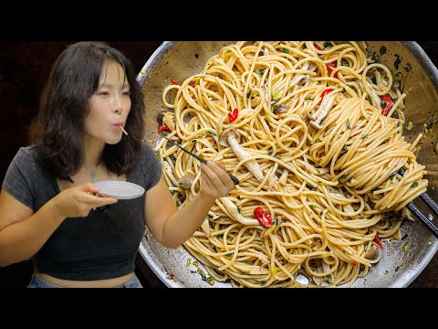 Spicy Garlic Mushroom Noodles Recipe to Cheer Up Your Mood 