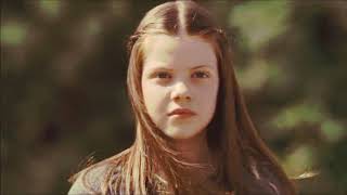 Lucy Pevensie and Robin De Noir (One Direction - What Makes You Beautiful) Lucy Pevensie and Robin De Noir (One Direction - What Makes You Beautiful)
