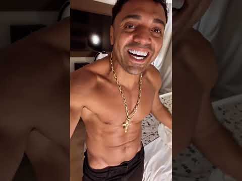 com o cordão de ouro do