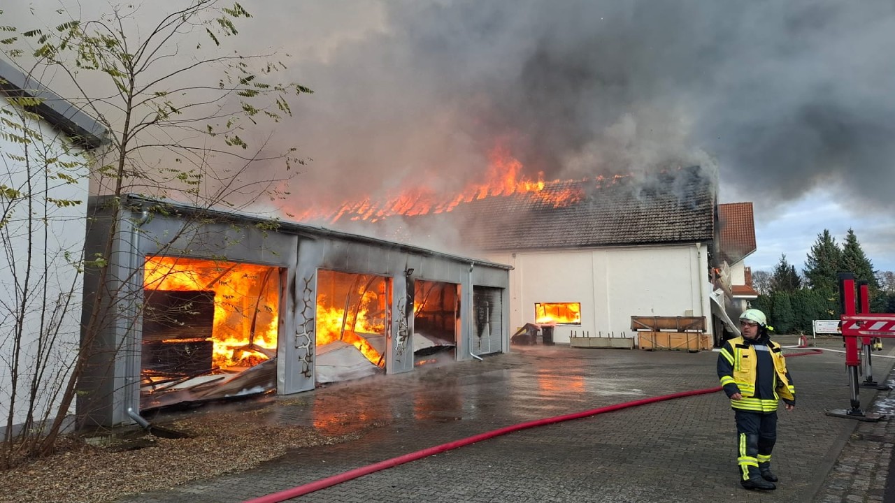Großbrand zerstört 4 Gebäude - Lagerhallenbrand greift auf Pension über-2Verletzte, Millionenschaden