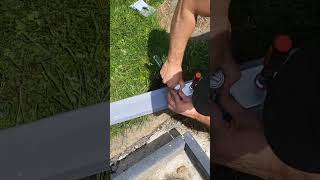 Holzpfosten auf Betonanker befestigen – So hält dein Zaun jahrelang! #diy #heimwerken #gartenprojekt