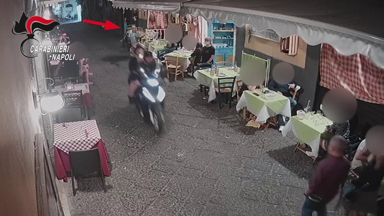 Napoli, turisti rapinati di un Rolex. Ma nella fuga uno dei malviventi perde lo smartphone