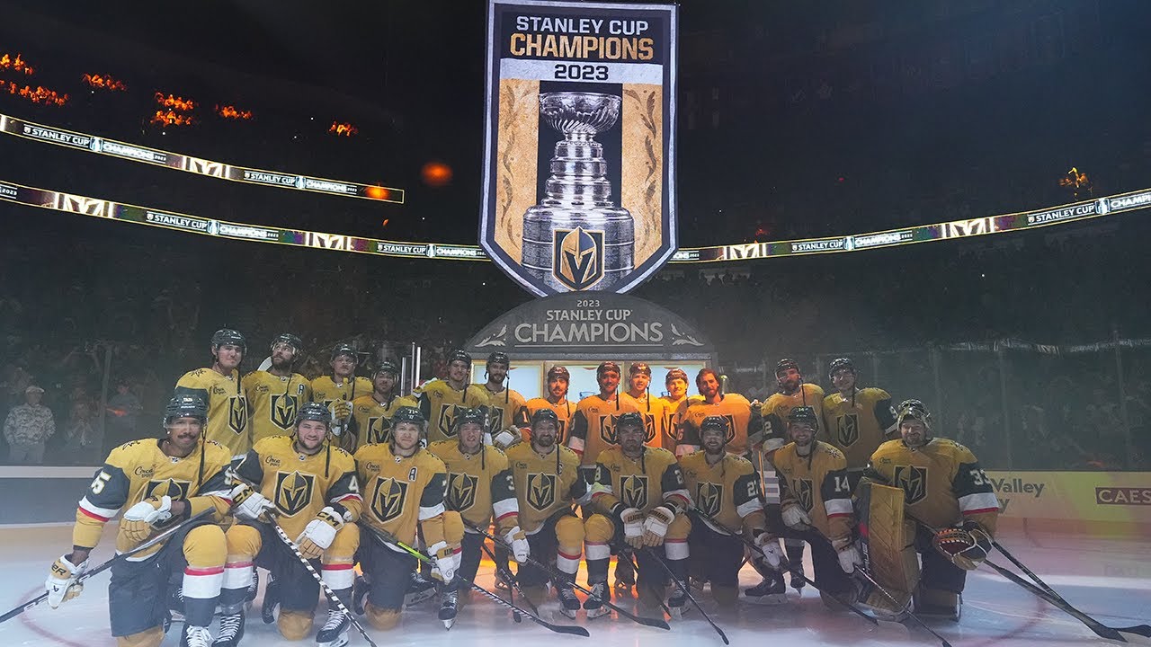 🚨 THE GOLDEN KNIGHTS RAISED A STANLEY CUP BANNER OUT OF A GIANT SLOT  MACHINE 🚨 