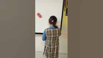 ميار الشطورة تكتب املاء على السبورة 