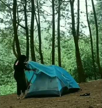 story wa pendaki cantik memasang tenda