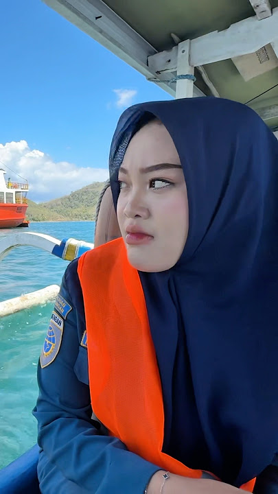 Wanita kuat menerjang gelombang demi tugas