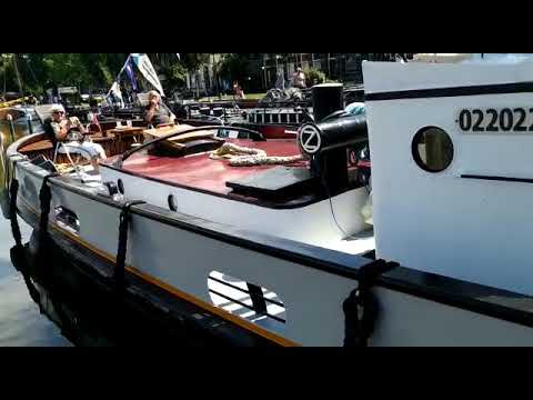 Vuilnis ophalen bij de schepen. Gouda waterstad