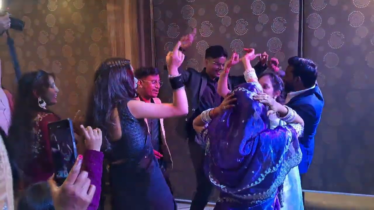 कमरीया गोले-गोले डोले राजा जी By Pawan Singh खुबसूरत डांस 🙊