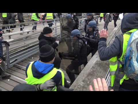 French Rocky: Yellow Vest protester boxes group of policemen and walks away
