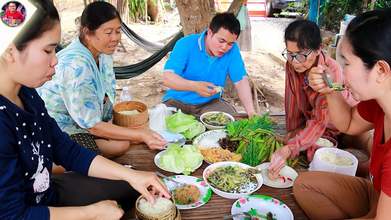 ตุ้มโฮมเอื้อยน้องกินแกงหน่อไม้นาแม่ยาย นานทีปีหน หม่วนๆ แซบๆ