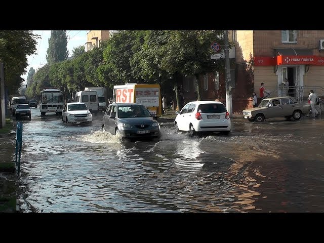 В Житомире после сильного дождя затопило перекресток Покровской и Грушевского