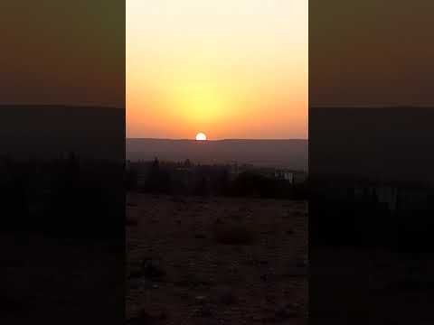 القمر في الشرق والشمس في الغروب