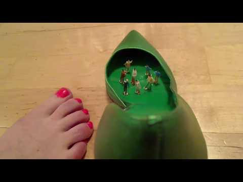Giantess Alice, Tiny People in My Shoe