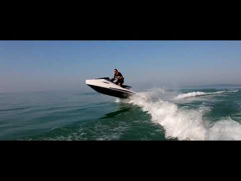 Vidéo: Narke Est Le Jet Ski électrique Sans émissions Que Batman Roulerait