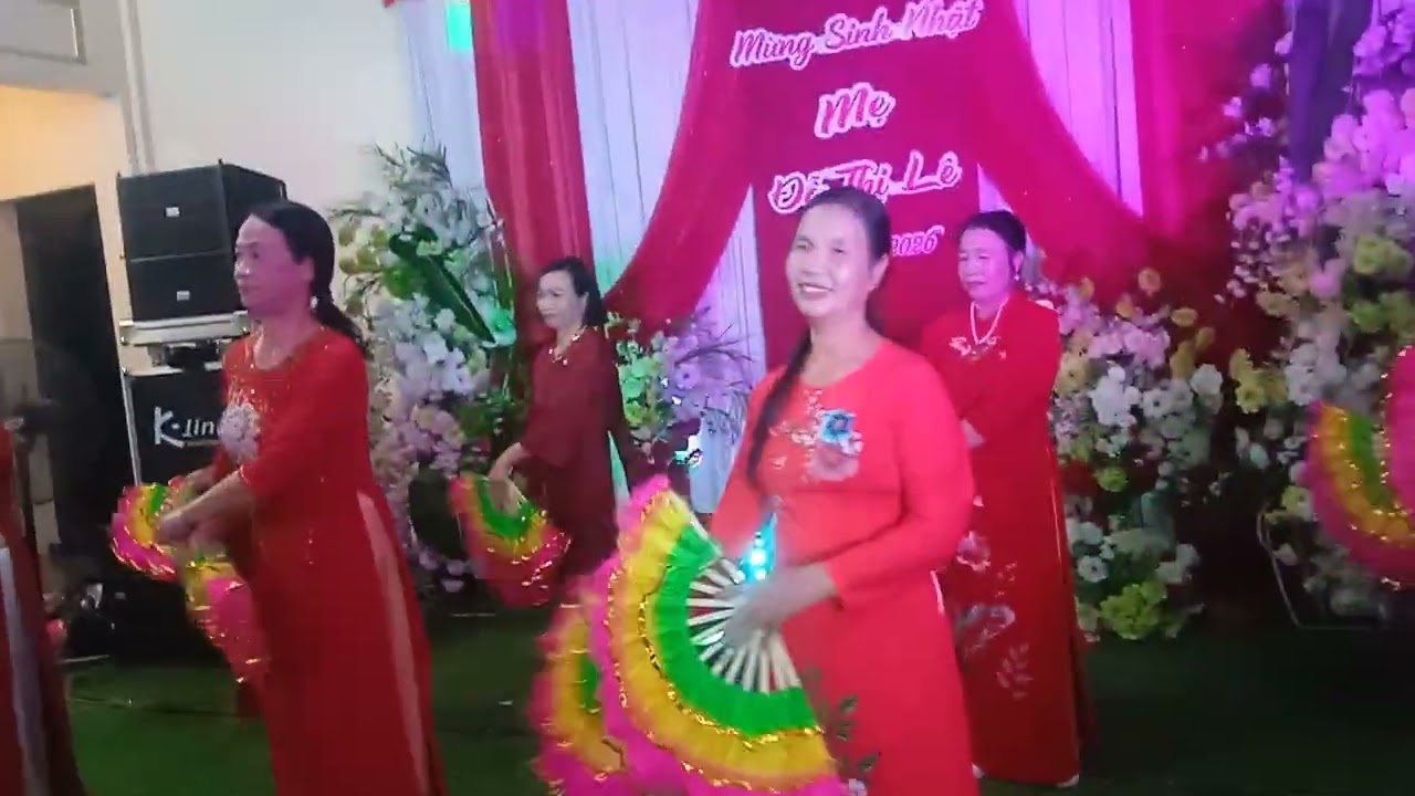 Câu lạc bộ vui khoẻ k5 múa quạt sắc xuân