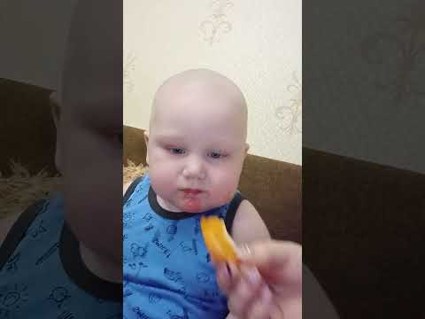 Лопает мандарины и кормит маму 🤗 милота