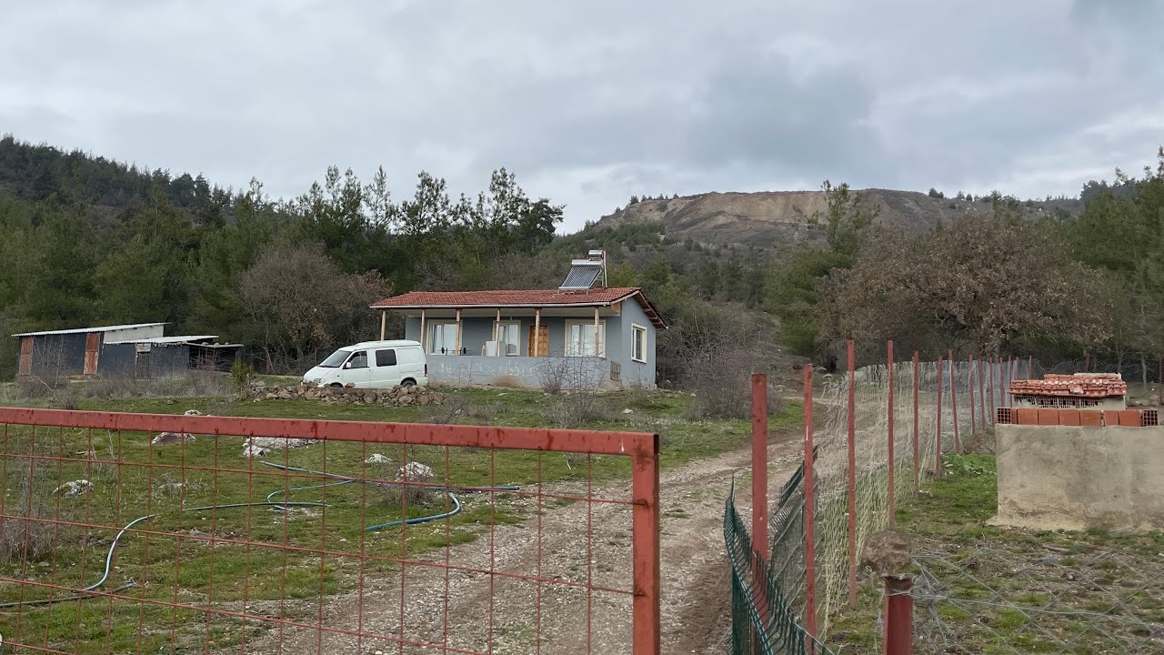 BALIKESİR DURSUNBEY DADA KÖYÜNDE SATILIK MÜSTAKİL EV VE 4 DÖNÜM ARAZİ YOL VAR