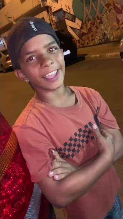 A morena do sorriso encantado tem uma beleza extrema e o cabelo cacheado, me apaixonei      MC TIGÃO