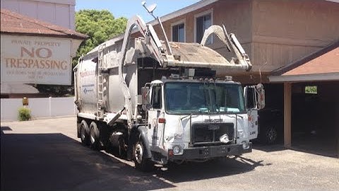 CITY OF REDLANDS NEW WAY MAMMOTH FRONT LOADER TRASH TRUCK