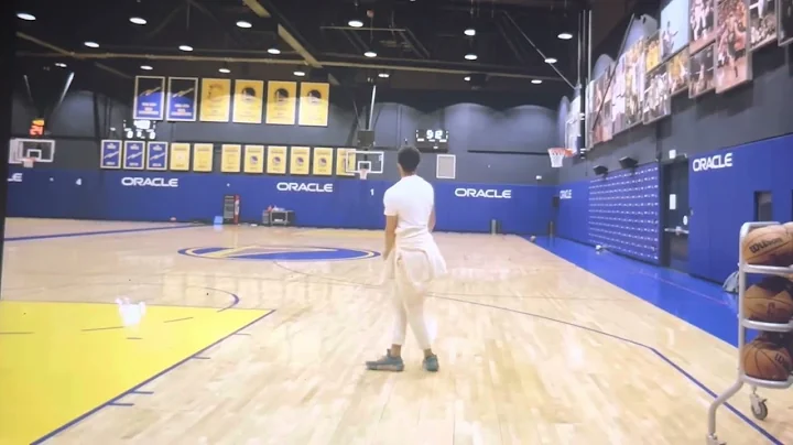 Steph Curry makes 5 full court shots in a row with all 3 points ￼