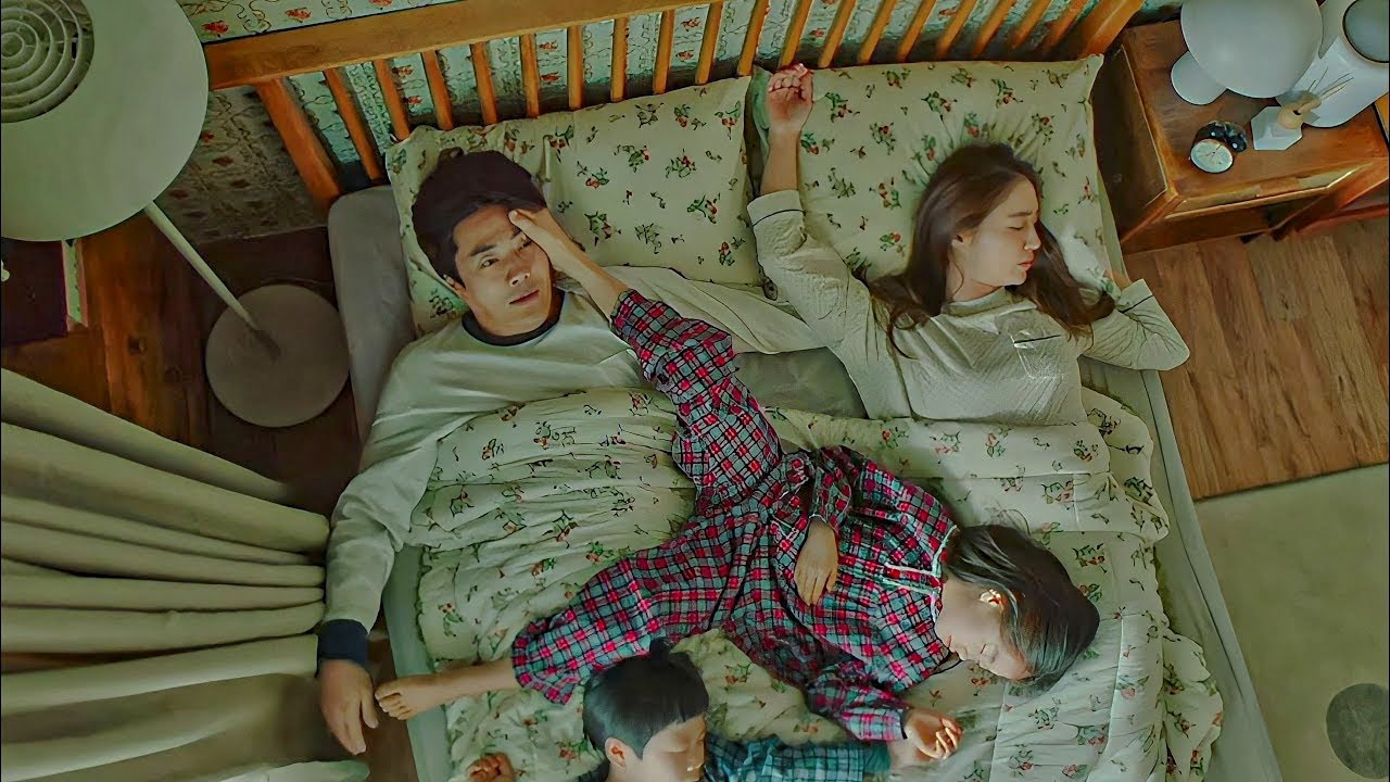 10 Year Single Man Wakes Up With a Wife and Kids Movie Explained in English