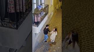 Sokakta Öpüşen Gençlere Balkondaki Teyzenin Cezası