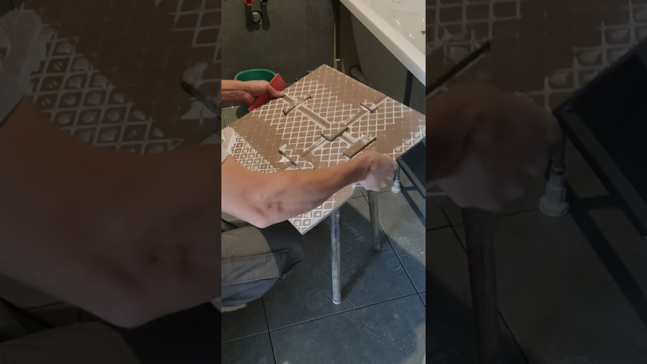 Люк из керамогранита на магнитах.