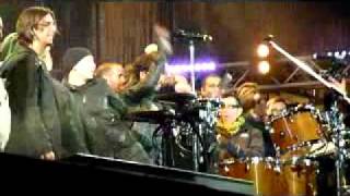 Linkin Park getting their EMA. [Puerta de Alcalá, Madrid 2010]