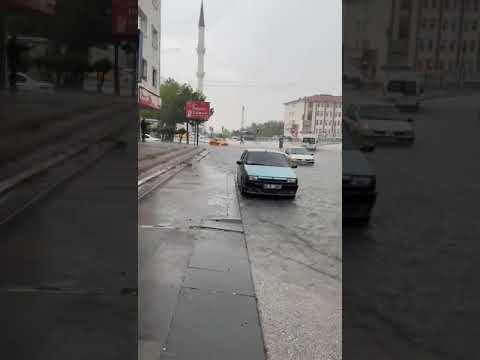 Ankara'da yağan yağmurda sel oluştu. Araçlar trafikte ilerlemekte zorluk çekti.