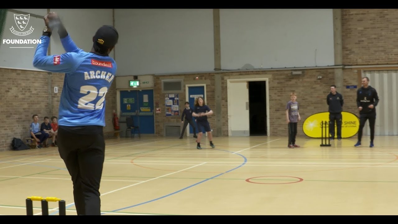 Jofra Archer & Danny Briggs drop in for a game of Street Cricket