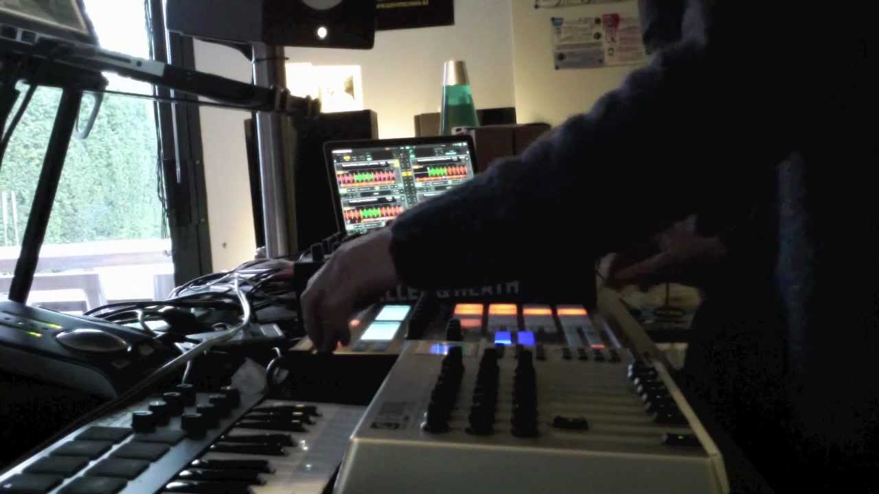 Guarda Two Times Four playing at the Studio su YouTube Guarda Two Times Four playing at the Studio su YouTube