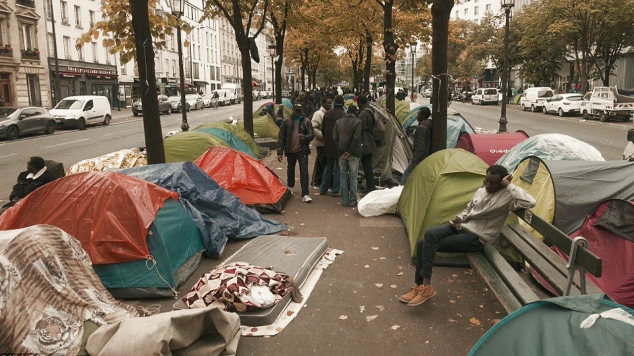 Французский бомж. Мигранты на улицах Парижа.