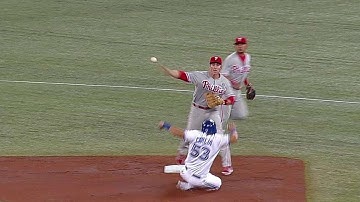 PHI@TOR: Utley barehands a toss, turns two