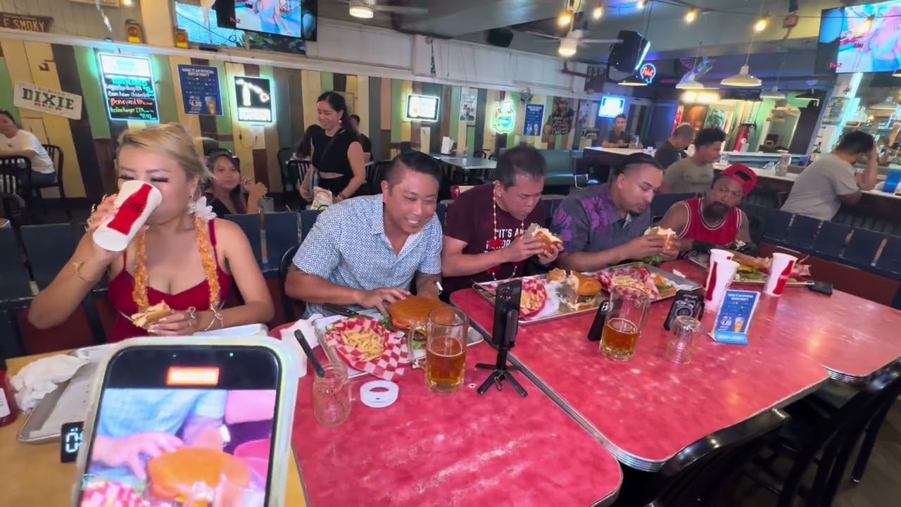 Конкурс по поеданию бургеров с призом в 500 долларов в ресторане Dixie Grill на Гавайях, штат Гавайи