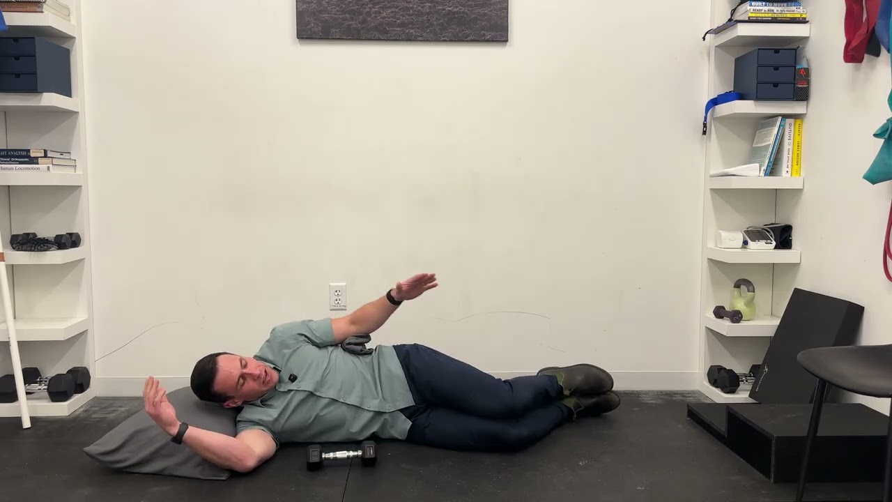 Внешнее вращение плеча в положении лежа на боку