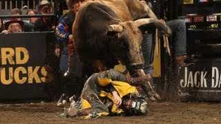 WRECK: PBR's Pistol Robinson breaks both legs at Madison Square Garden screenshot 5