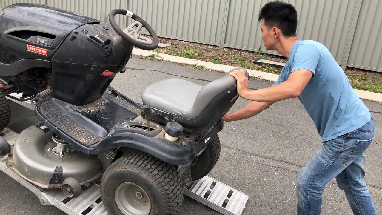 The Right Way To Load A Lawn Tractor On A Trailer. Loading And Unloading Lawn Mower On A Trailer