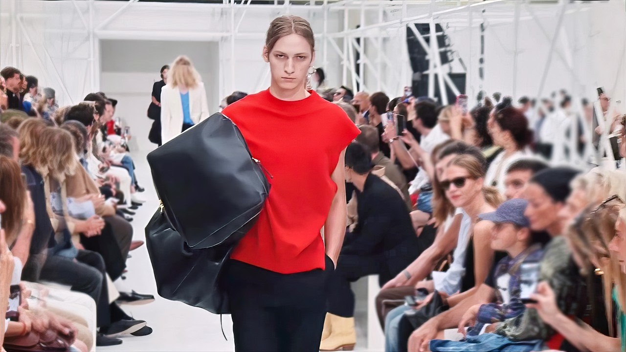 💃 Gái Xinh Đẹp Catwalk Cực Cuốn Hút — Outfit Cao Cấp Được Nâng Tầm Bởi Dịch Vụ Giặt Ủi Cao Cấp 👑 B16