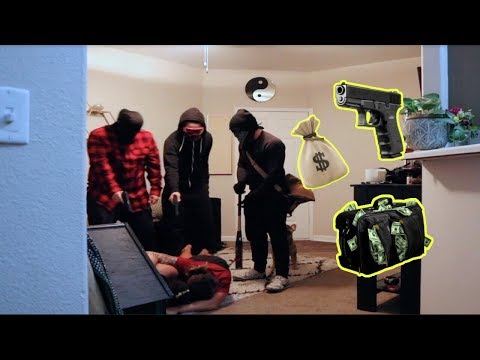 epic-home-invasion-prank-on-girlfriend!!-(she-started-praying)
