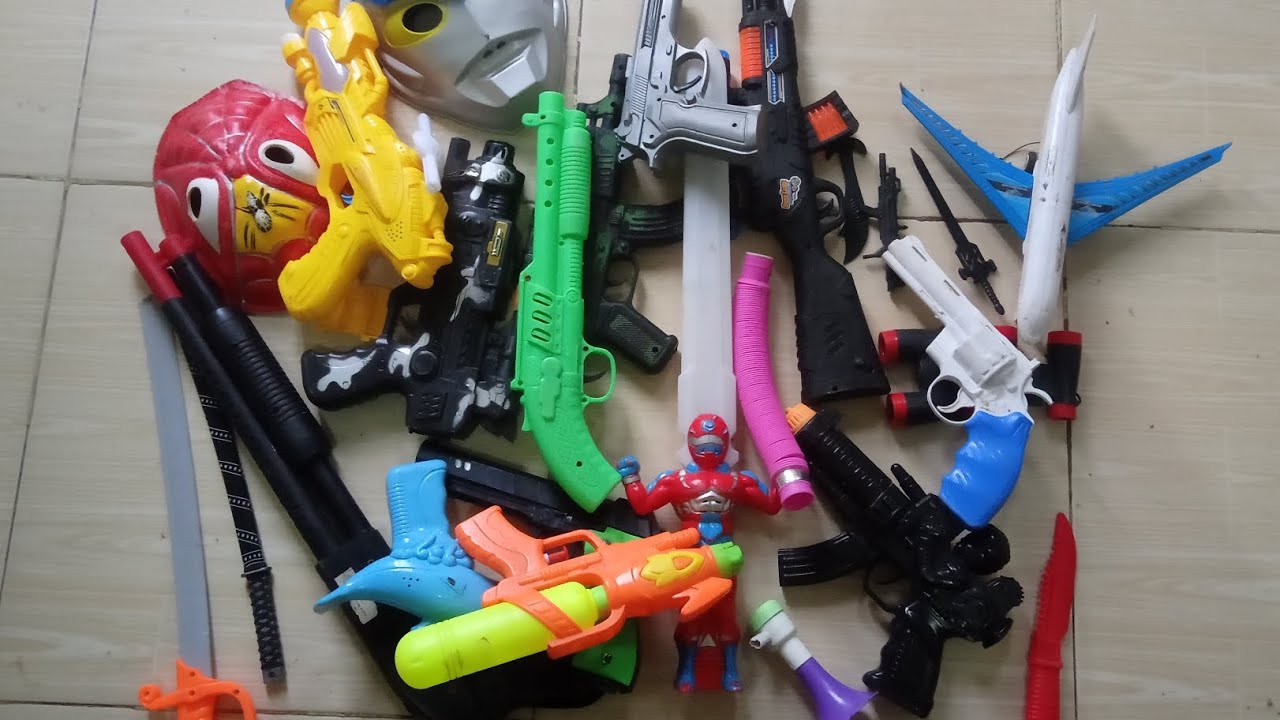 Kumpulan mainan Pistolan robot robotan topeng dan pedang Pedangan.
