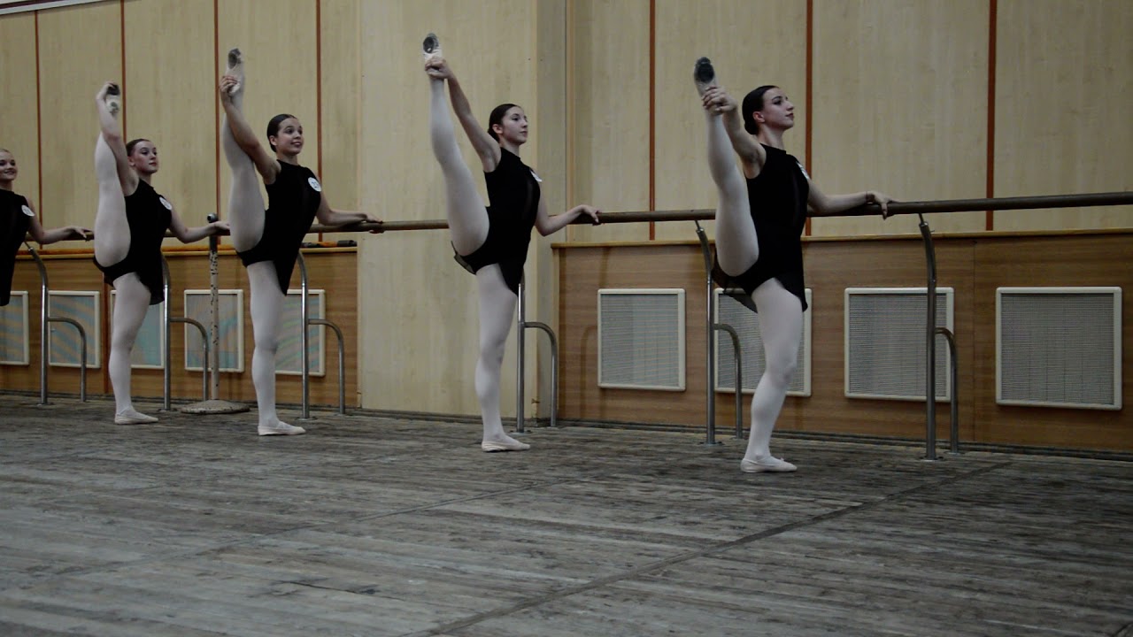 DSC 4226 2021 Студия II_Классика_станок_ девушки