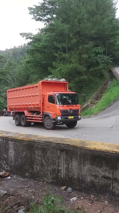 🔴TIKUNGAN VIRAALL..TRUK HINO NANJAK SITINJAU LAUIK ‼️#shorts