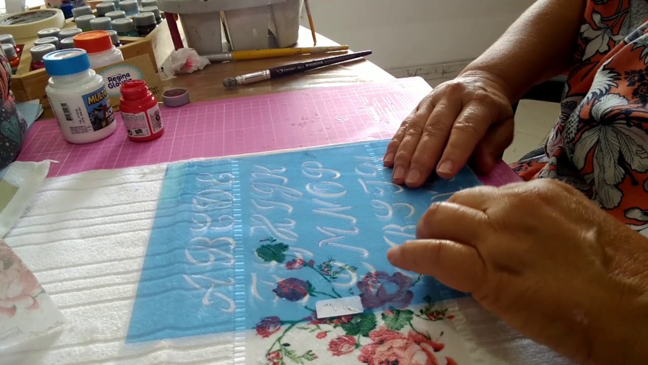 Decoupage em toalha com guardanapo e stencil.