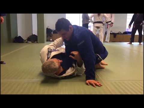 Mestre Leão Teixeira passa detalhes de estrangulamento com Rayron Gracie no Jiu-Jitsu