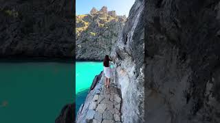 📍SAVE Sa Calobra to your Mallorca bucketlist! Nestled in the UNESCO World Heritage Serra