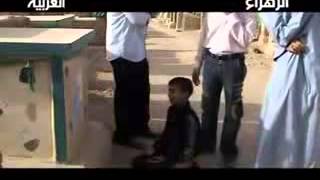 طفل عراقي يزور قبر امه ويرثيها بموال حزين