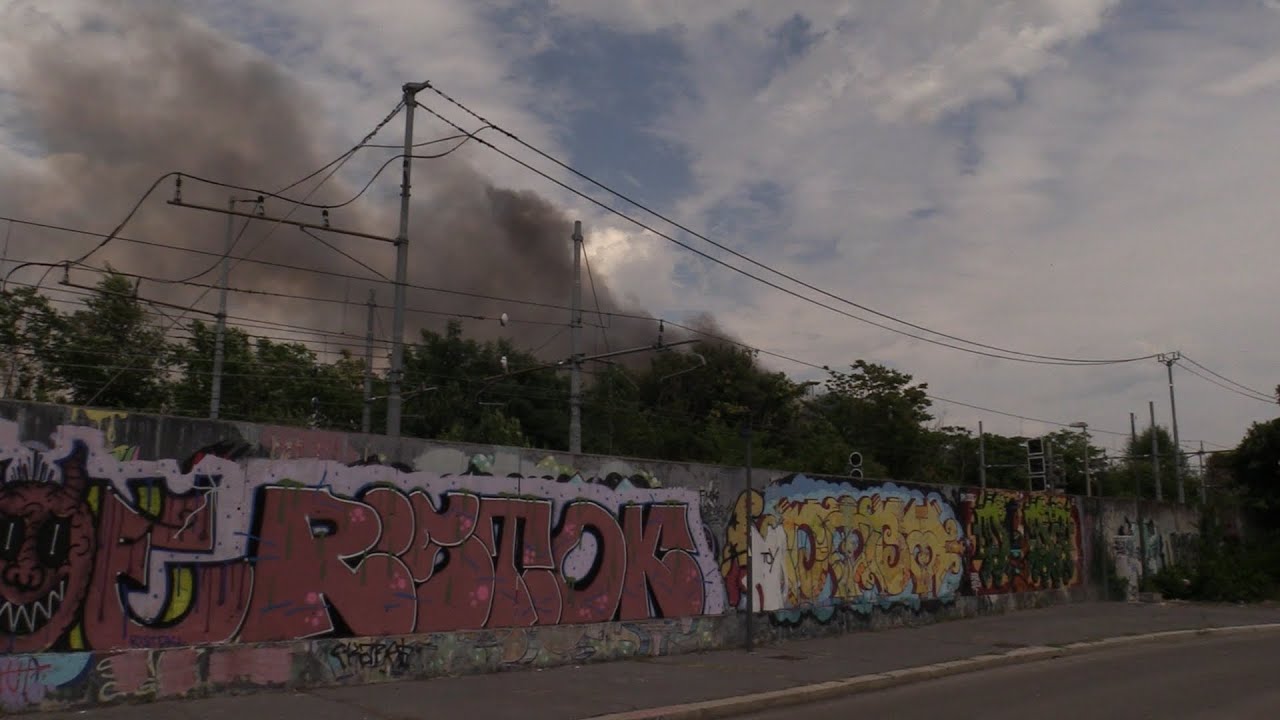 Milano, incendio nel campo rom di via Bonfadini
